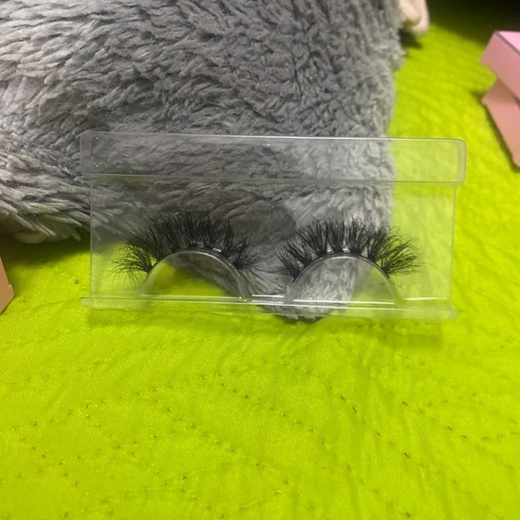 Chill Lashes - Picture 2 of 3